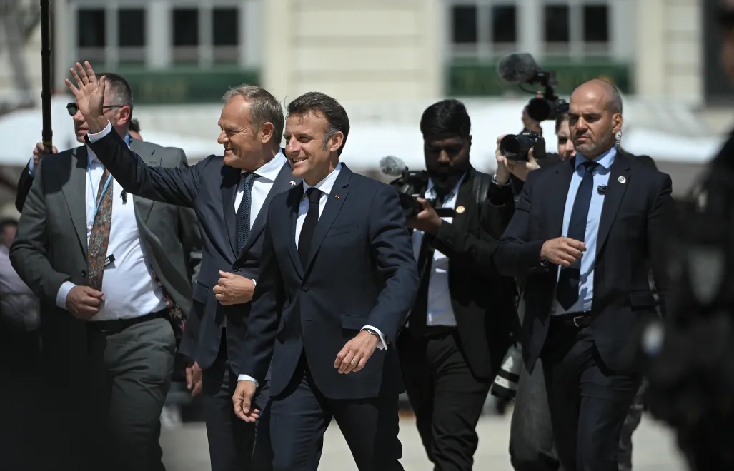 Premier Donald Tusk oraz prezydent Francji Emmanuel Macron podczas powitania w Nancy
