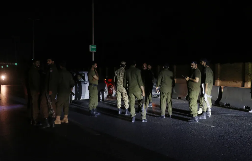 Pakistańscy funkcjonariusze zabezpieczają bazę lotniczą Noor Khan