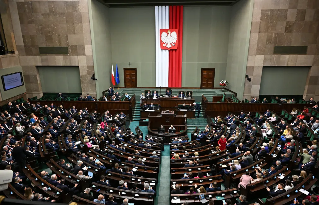 Posłowie na sali obrad Sejmu w Warszawie