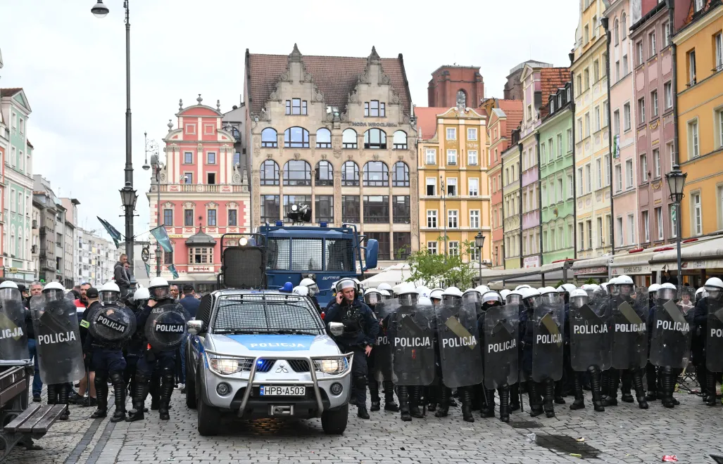 Policja na Rynku we Wrocławiu, po starciach kibiców Realu Betis Sewilla i Chelsea FC Londyn
