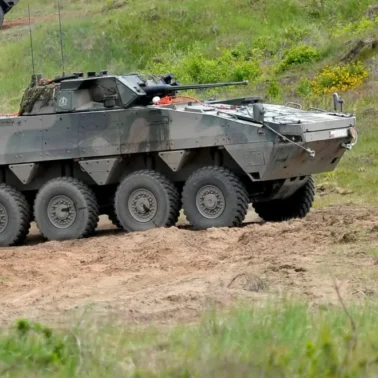 Kołowy transporter opancerzony "Rosomak" podczas ćwiczeń na poligonie - zdjęcie ilustracyjne