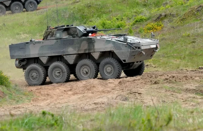 Kołowy transporter opancerzony "Rosomak" podczas ćwiczeń na poligonie - zdjęcie ilustracyjne