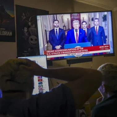 Młodzi ludzie oglądają wypowiedź Donalda Trumpa