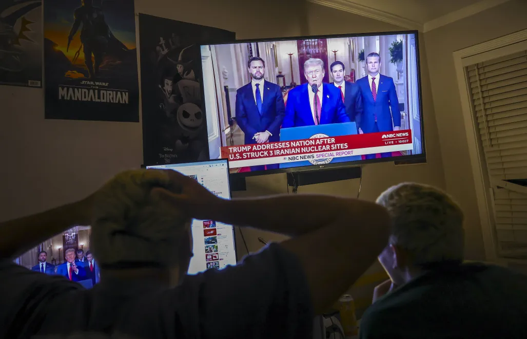 Młodzi ludzie oglądają wypowiedź Donalda Trumpa