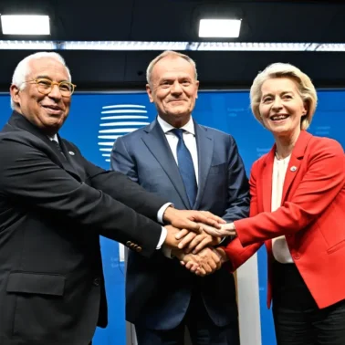 Premier RP Donald Tusk (C), przewodniczący Rady Europejskiej Antonio Costa (L) i przewodnicząca Komisji Europejskiej Ursula von der Leyen (P)