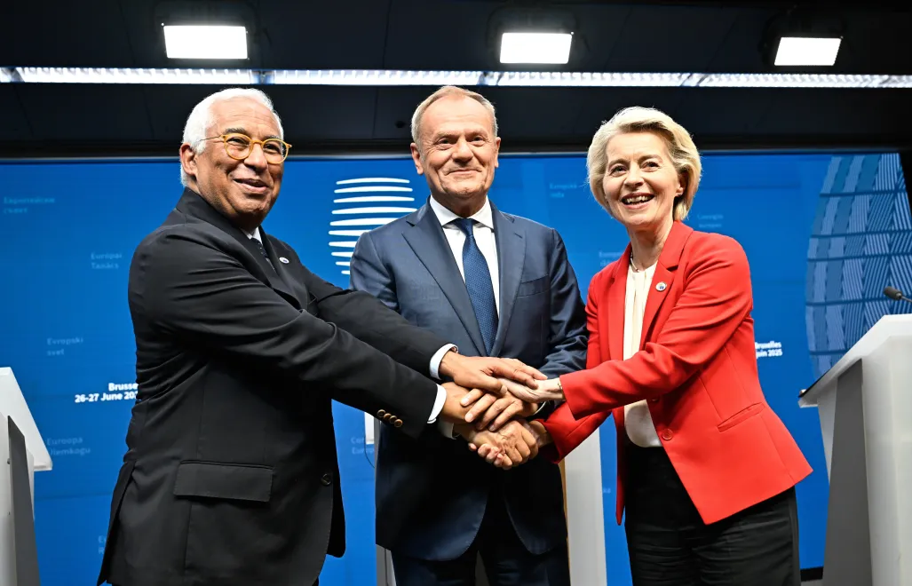 Premier RP Donald Tusk (C), przewodniczący Rady Europejskiej Antonio Costa (L) i przewodnicząca Komisji Europejskiej Ursula von der Leyen (P)