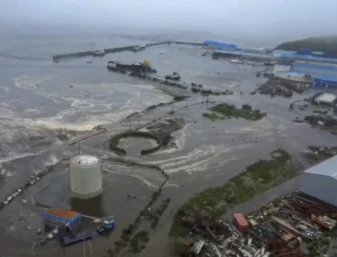 Fale tsunami o wysokości do 5 m uderzyły w Siewiero-Kurilsk