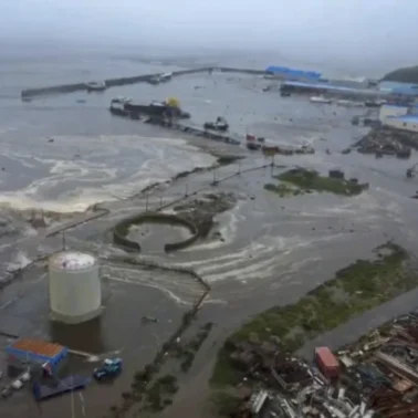 Fale tsunami o wysokości do 5 m uderzyły w Siewiero-Kurilsk