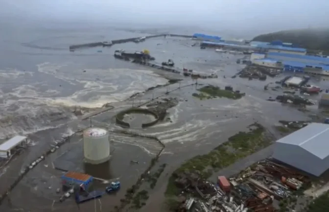 Fale tsunami o wysokości do 5 m uderzyły w Siewiero-Kurilsk