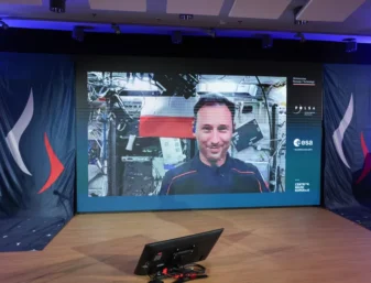Połączenie na żywo z przebywającym na Międzynarodowej Stacji Kosmicznej polskim astronautą Sławoszem Uznańskim-Wiśniewskim (na ekranie)