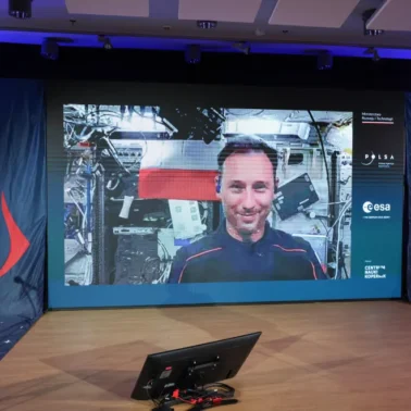 Połączenie na żywo z przebywającym na Międzynarodowej Stacji Kosmicznej polskim astronautą Sławoszem Uznańskim-Wiśniewskim (na ekranie)