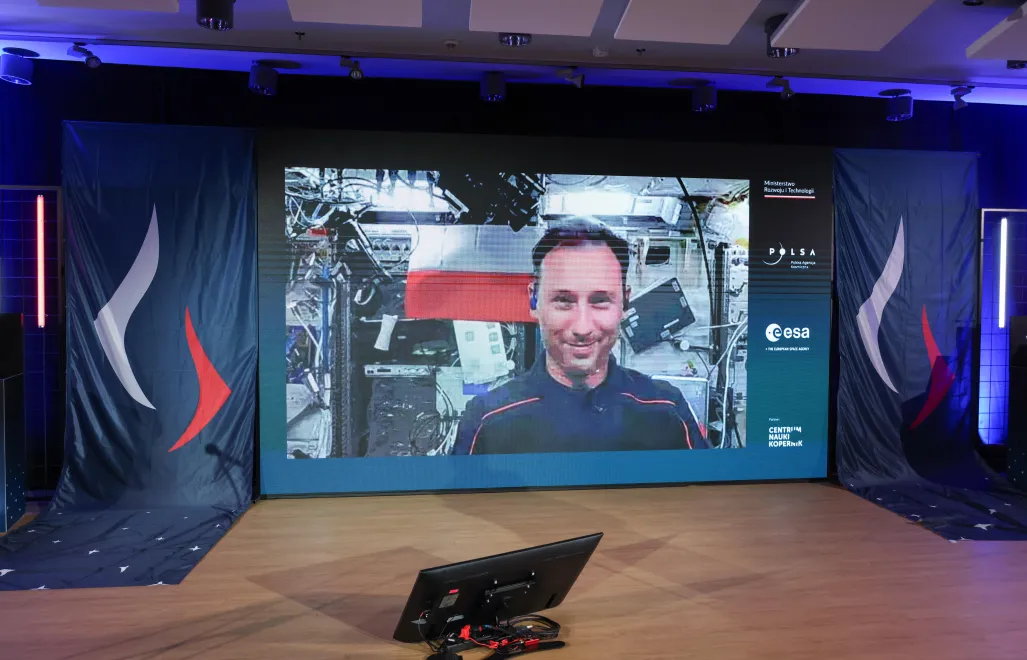 Połączenie na żywo z przebywającym na Międzynarodowej Stacji Kosmicznej polskim astronautą Sławoszem Uznańskim-Wiśniewskim (na ekranie)