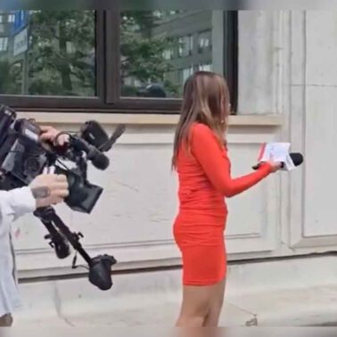 Justyna Dobrosz-Oracz z TVP Info w likwidacji pod Sejmem