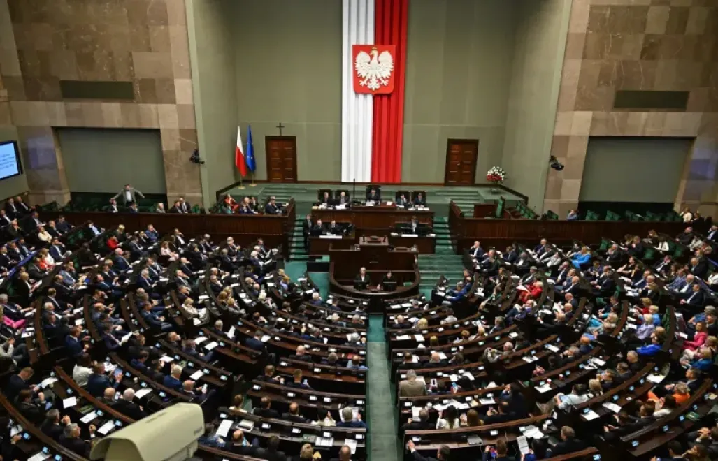 Posłowie na sali obrad Sejmu w Warszawie