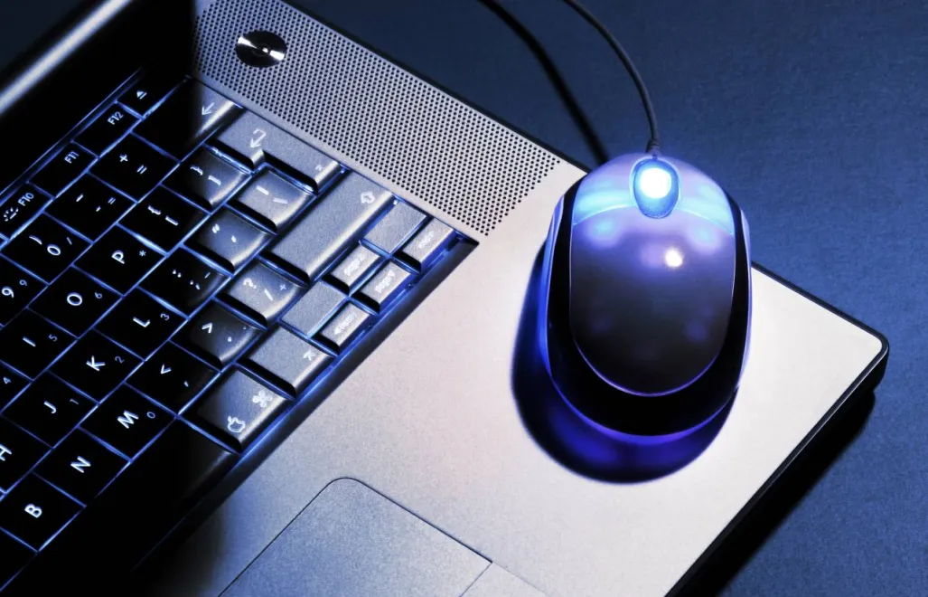 Laptop i mysz