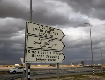 przejścia korzystają Palestyńczycy, Izraelczycy i turyści zagraniczni. Punkt znajduje się niecałe 60 km od Ammanu - stolicy Jordanii