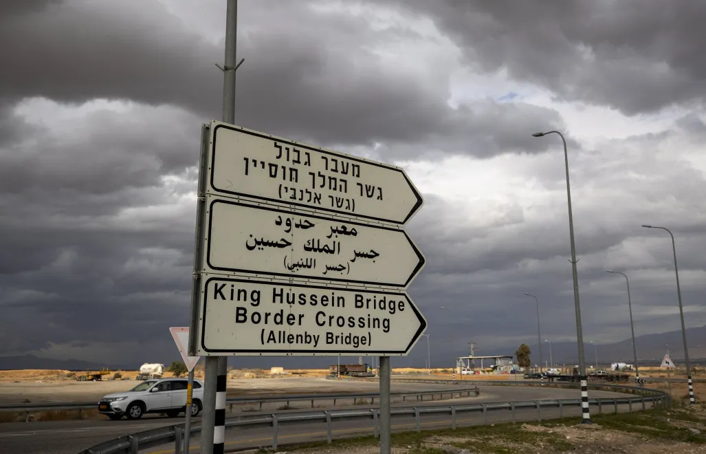 przejścia korzystają Palestyńczycy, Izraelczycy i turyści zagraniczni. Punkt znajduje się niecałe 60 km od Ammanu - stolicy Jordanii