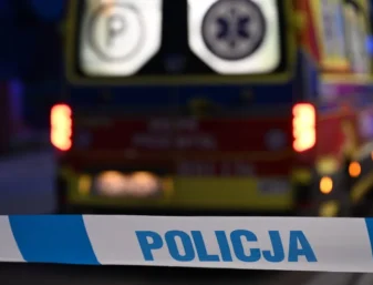 Karetka pogotowia i taśma policyjna - zdjęcie ilustracyjne
