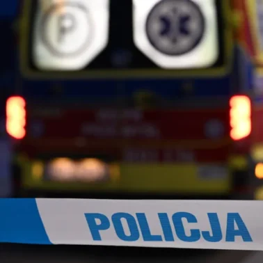Karetka pogotowia i taśma policyjna - zdjęcie ilustracyjne