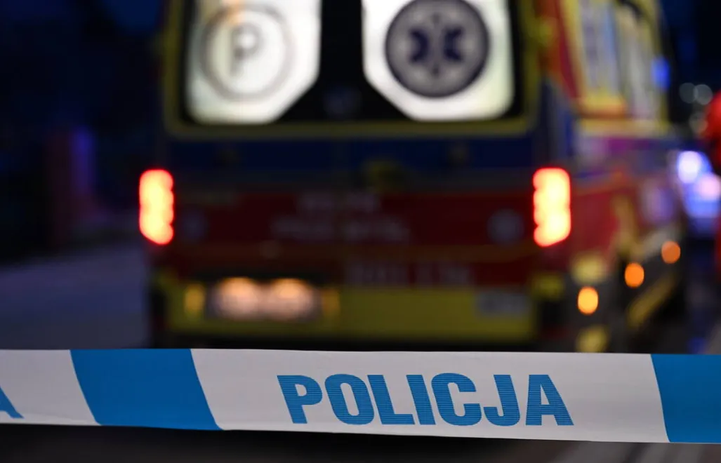 Karetka pogotowia i taśma policyjna - zdjęcie ilustracyjne