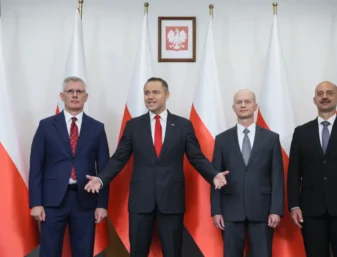 Prezydent Karol Nawrocki, desygnowany na szefa BBN Sławomir Cenckiewicz (L) oraz jego zastępcy gen. bryg. Mirosław Bryś (P) i gen. bryg. Andrzej Kowalski