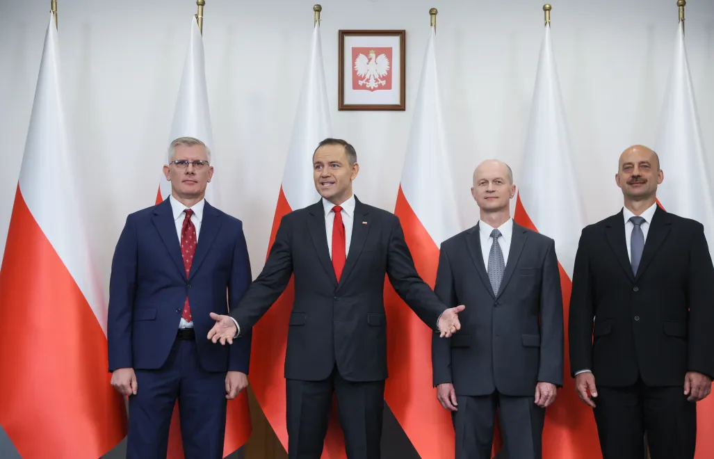 Prezydent Karol Nawrocki, desygnowany na szefa BBN Sławomir Cenckiewicz (L) oraz jego zastępcy gen. bryg. Mirosław Bryś (P) i gen. bryg. Andrzej Kowalski