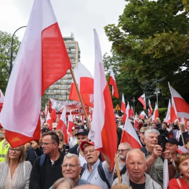 Zwolennicy Karola Nawrockiego gromadzą się przed Sejmem w Warszawie