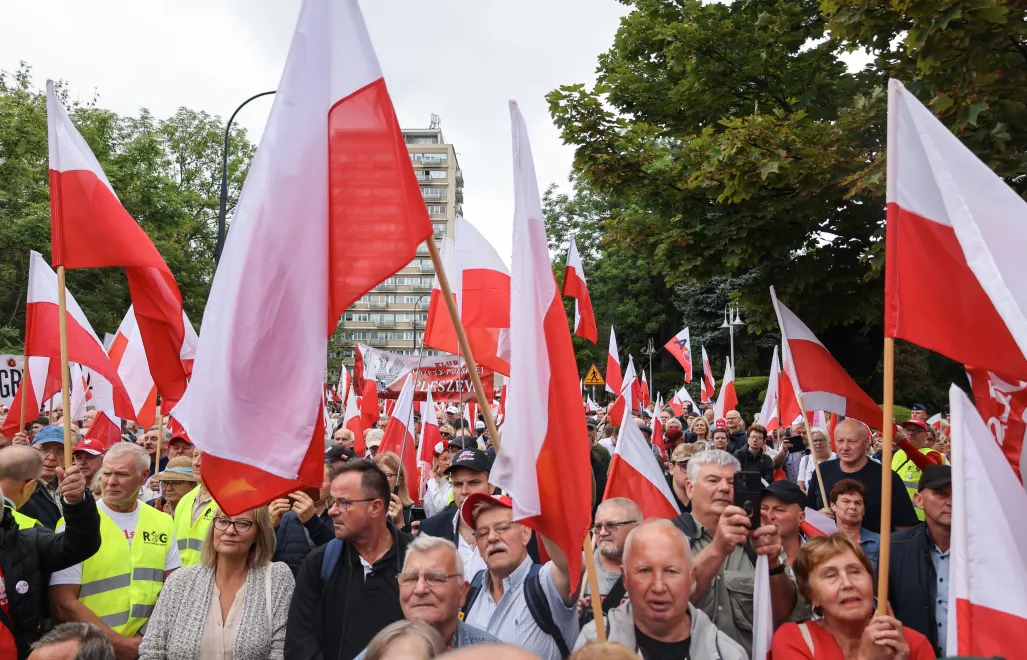 Zwolennicy Karola Nawrockiego gromadzą się przed Sejmem w Warszawie