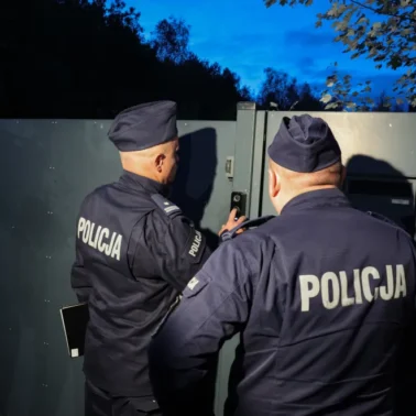 Funkcjonariusze policji przed jednym z domów byłego ministra sprawiedliwości, posła PiS Zbigniewa Ziobry