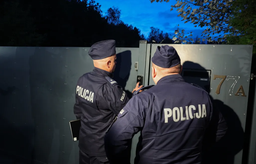 Funkcjonariusze policji przed jednym z domów byłego ministra sprawiedliwości, posła PiS Zbigniewa Ziobry