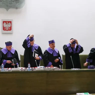 Sędziowie TS na sali rozpraw w siedzibie Sądu Najwyższego w Warszawie