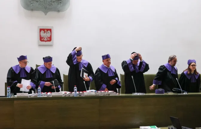Sędziowie TS na sali rozpraw w siedzibie Sądu Najwyższego w Warszawie